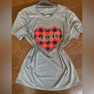 NWT gray xoxo red black Buffalo plaid heart graphic tee size large